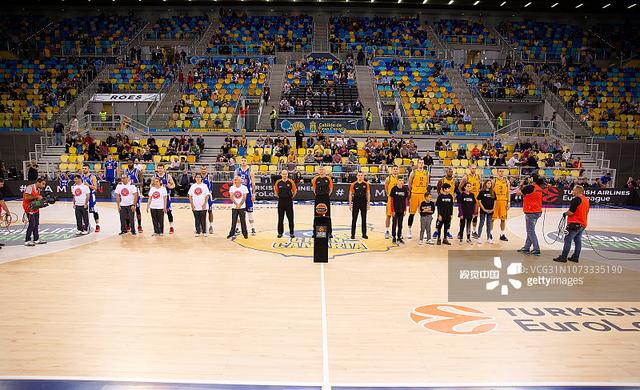 西媒：皇马球员告别“看心情踢球”，全队主动担责并力挺主帅（西媒：皇马将士不再“看心情踢”，全队自觉担责力挺主帅）