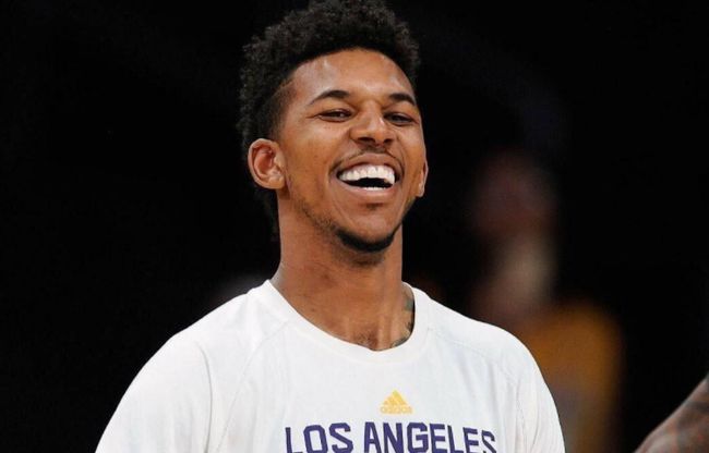 爱德华兹半场高效表现，首节独得12分（爱德华兹上半场火力全开，首节砍下12分）