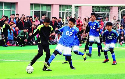 荷甲半场：特伦斯考建功，鹿特丹斯巴达暂0-1海伦芬（荷甲半场战报：特伦斯考破门，鹿特丹斯巴达暂0比1落后海伦芬）