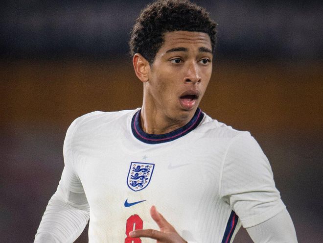 文班亚马赛后引领马刺球迷维京战吼庆祝胜利（文班亚马赛后率领马刺球迷高呼维京战吼庆祝胜利）