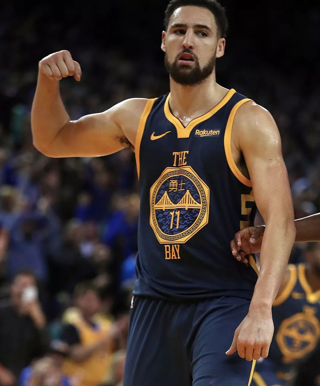 太不容易了！王睿泽半场前压哨三分 青岛国内球员首个运动战进球（艰难破荒！王睿泽半场压哨三分助青岛本土球员收获首个运动战进球）