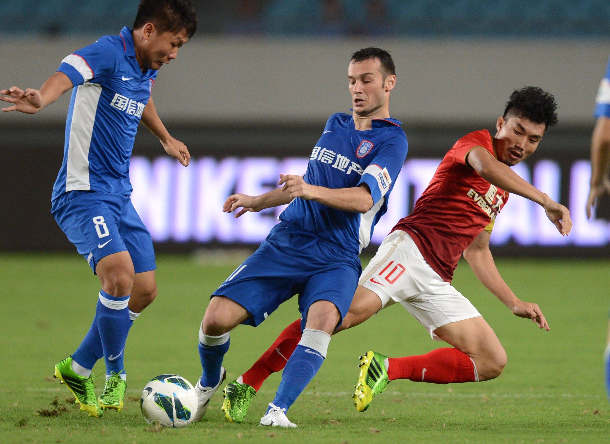 德甲半场：安塞尔米诺建功，多特蒙德暂1-0勒沃库森（半场战报：安塞尔米诺破门，多特蒙德暂以1-0领先勒沃库森）