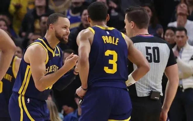 近百台赛车通过发车台，2025APRC／CRC龙游拉力赛盛大开幕！（近百台赛车燃擎驶过发车台，2025 APRC／CRC龙游拉力赛正式启幕！）