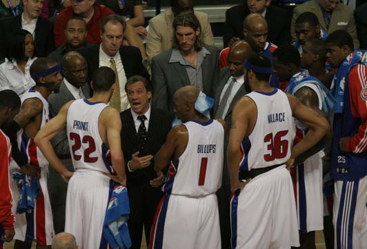 埃迪·豪：球队没有足够球员进行轮换，欧冠目标是晋级淘汰赛（埃迪·豪：阵容深度不足难以轮换，欧冠目标锁定淘汰赛席位）