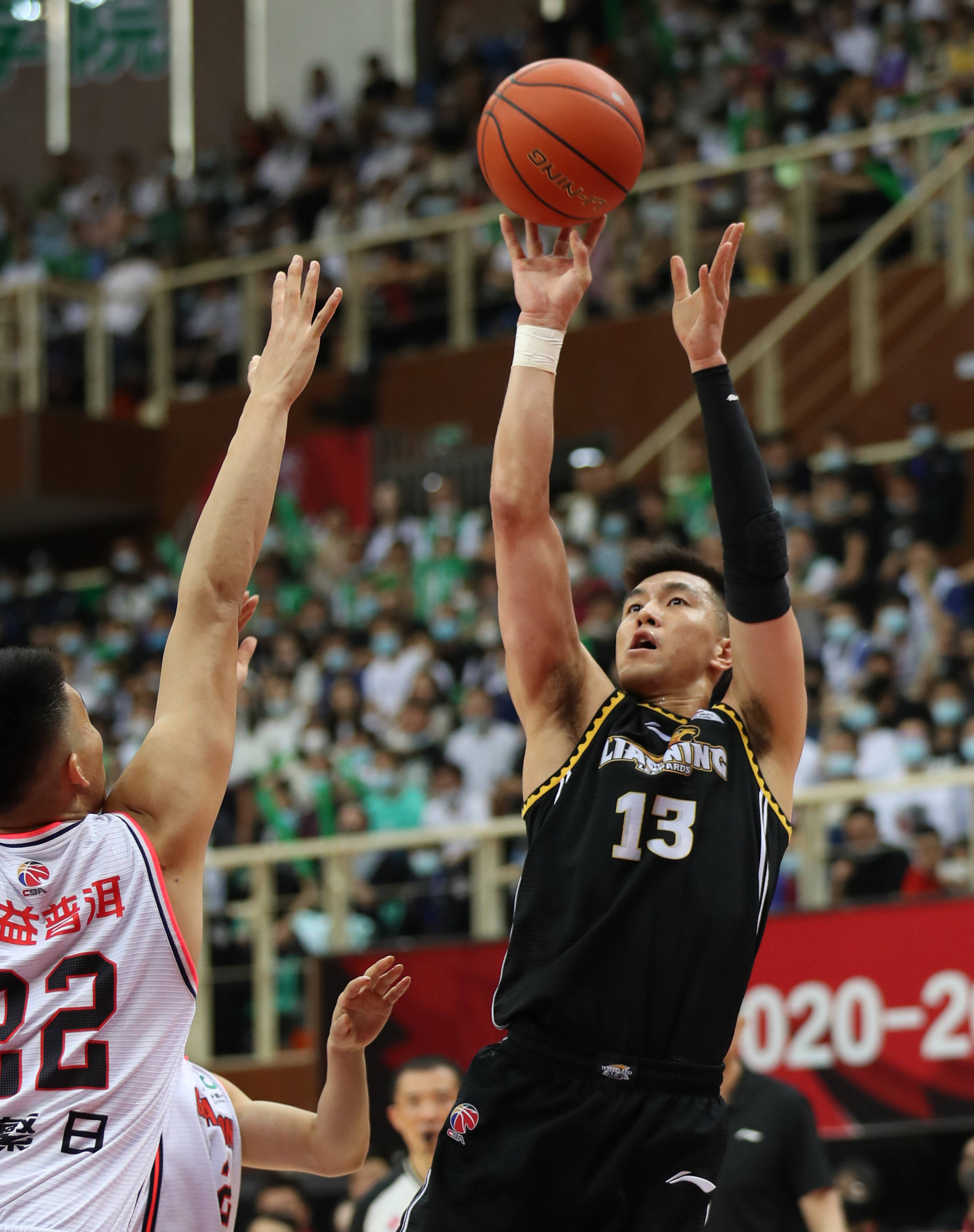 无力回天！詹姆斯三节14中7空砍23分6助攻（詹姆斯三节14投7中砍下23分6助，仍难挽败局）