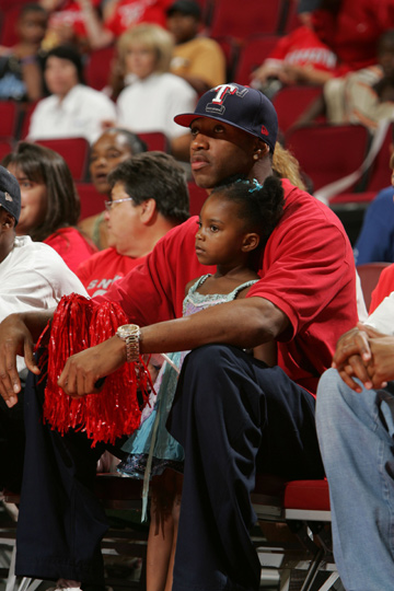 2025中超大结局：海港夺冠，亚泰、梅州降级，法比奥金靴（2025中超收官：海港问鼎，亚泰、梅州降级，法比奥加冕金靴）