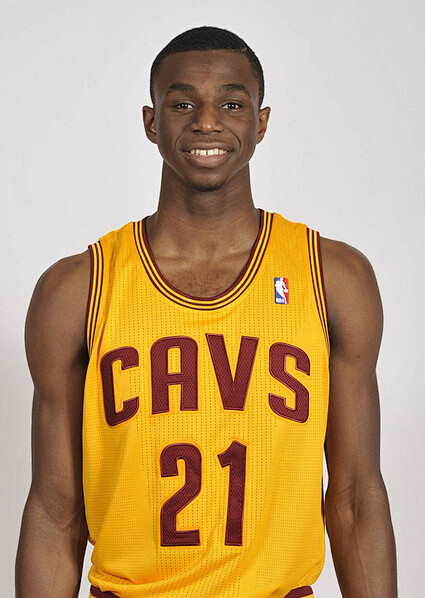 聚焦残特奥会：运动员在比赛 教练同样在“紧张” 还准备了专属道具“紫气东来”（残特奥会现场：运动员鏖战，教练同频“紧张”，“紫气东来”专属道具亮相）