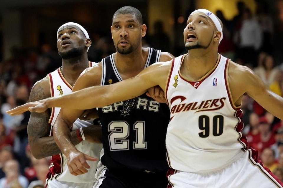 埃贝尔：我们还在与于帕进行续约谈判；诺伊尔应该去踢世界杯（埃贝尔：与于帕续约仍在推进；诺伊尔理应参加世界杯）