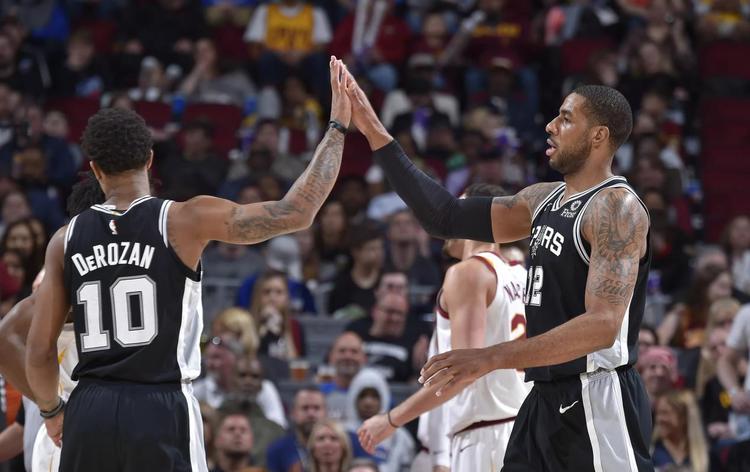 对轰！勇士独行侠90秒时间对轰13分 弗拉格加速突破回应追梦空切（勇士独行侠90秒互飙13分，弗拉格疾速突破回敬追梦空切）