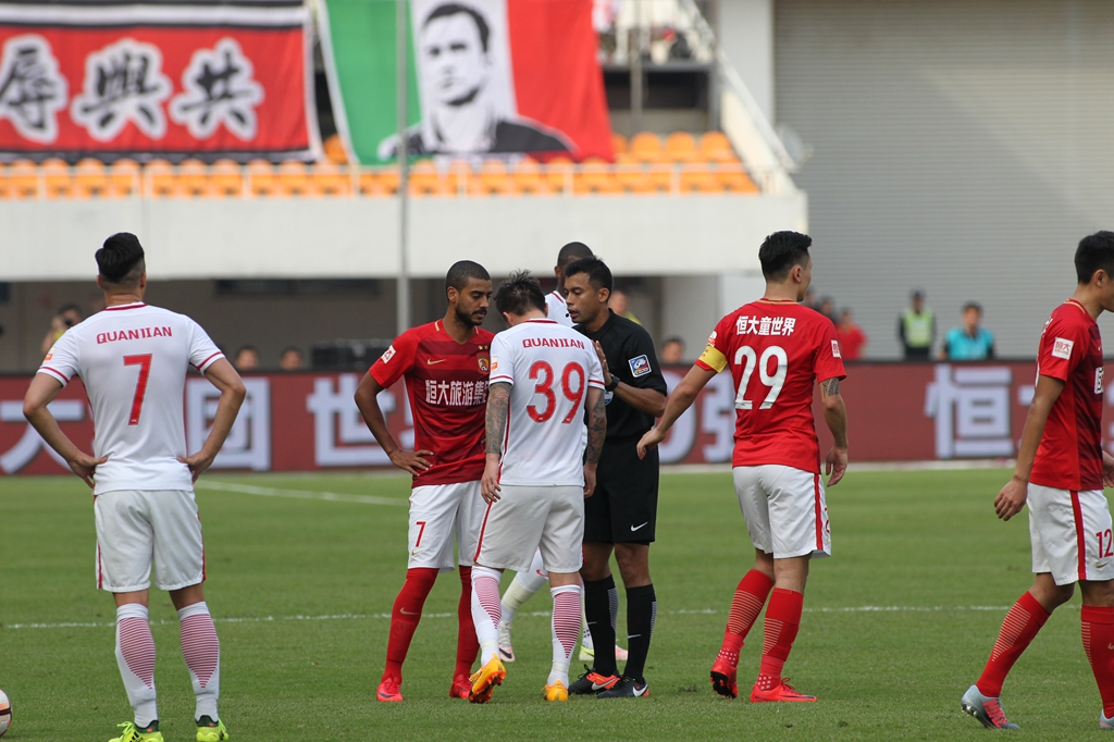 场均20分！但可能需要4首轮！美记：马刺被视为是墨菲的潜在下家（美媒：马刺被视为墨菲的潜在下家，场均20分的他或需4个首轮作代价）