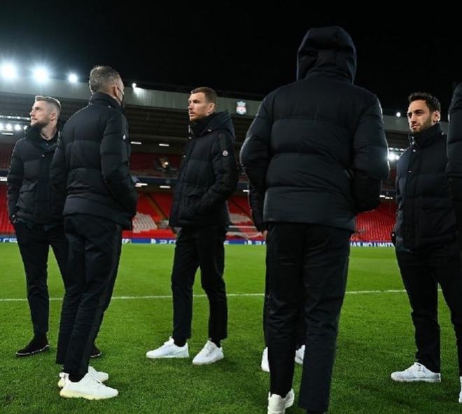 马明宇隔空给邵佳一加油：非常期待佳一率领国足走出低谷（马明宇隔空声援邵佳一：盼其率国足摆脱低迷）