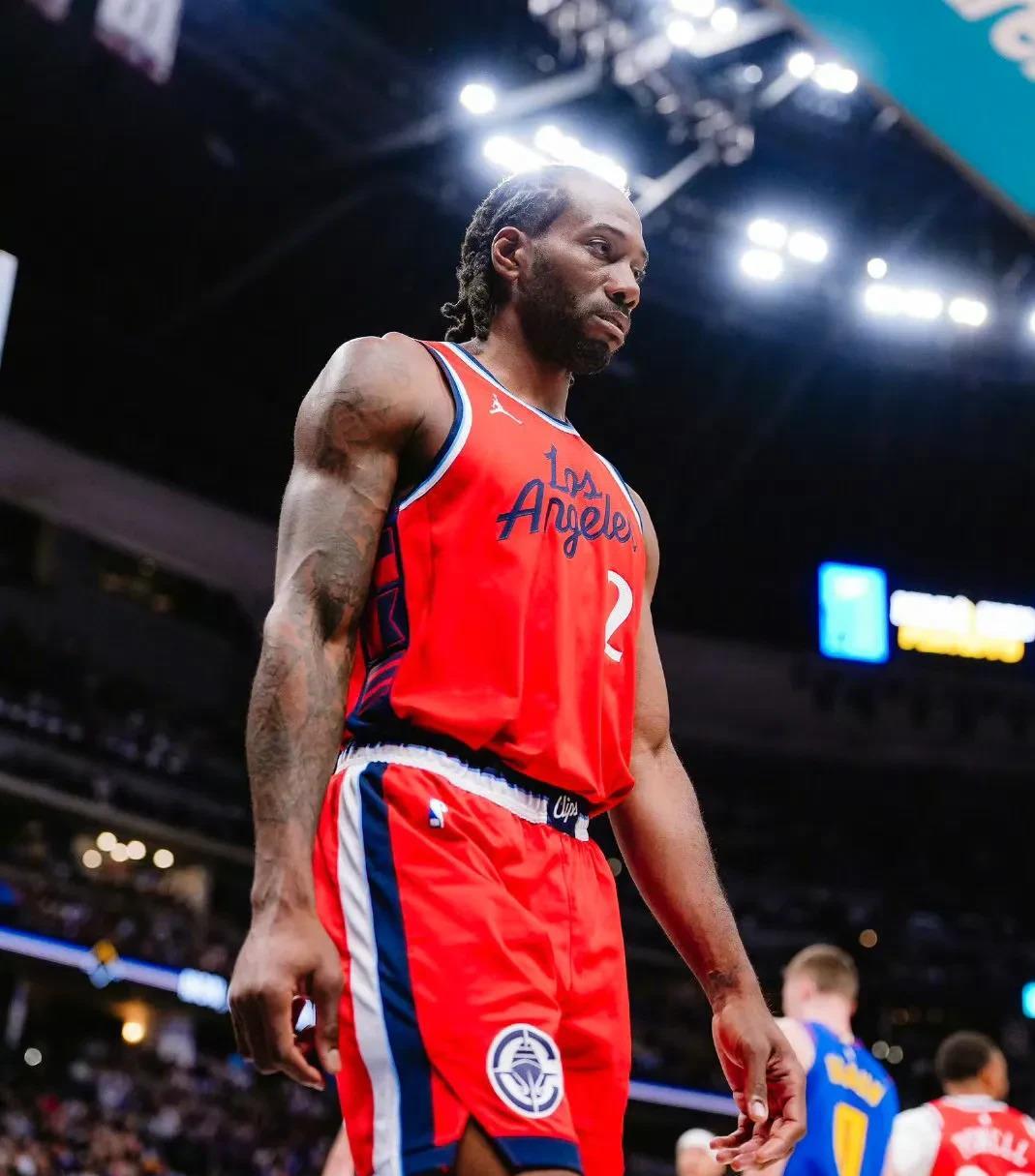 美媒体人：詹姆斯的球迷自然会成为湖人的球迷 这诱惑很难抵挡（美国媒体人称：支持詹姆斯者往往会转投湖人，这种吸引力难以抗拒）