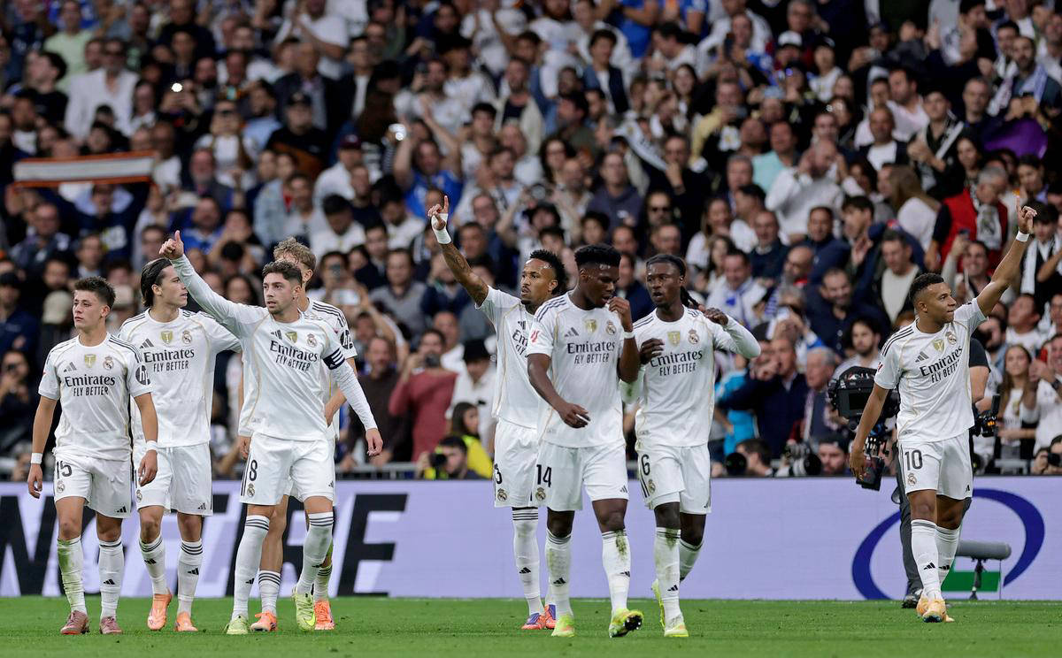 高效全能！约基奇半场10中8砍下23分8板7助2帽 首节11分（约基奇高效统治：半场10投8中轰下23分8板7助2帽，首节独取11分）