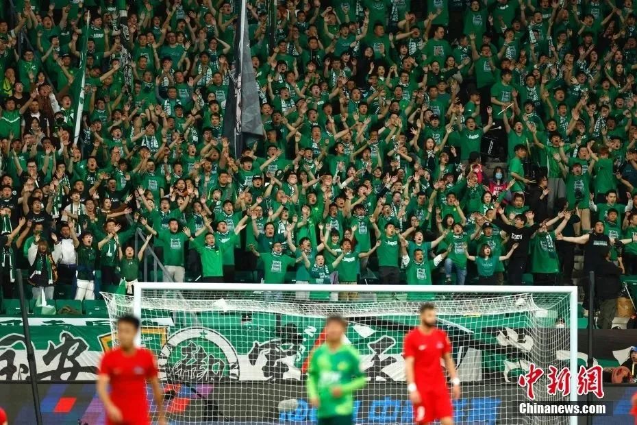 葡体中场西蒙斯：拜仁是支非常强大的球队，我们可以昂首离开（葡萄牙体育中场西蒙斯：拜仁实力强劲，我们可昂首离场）